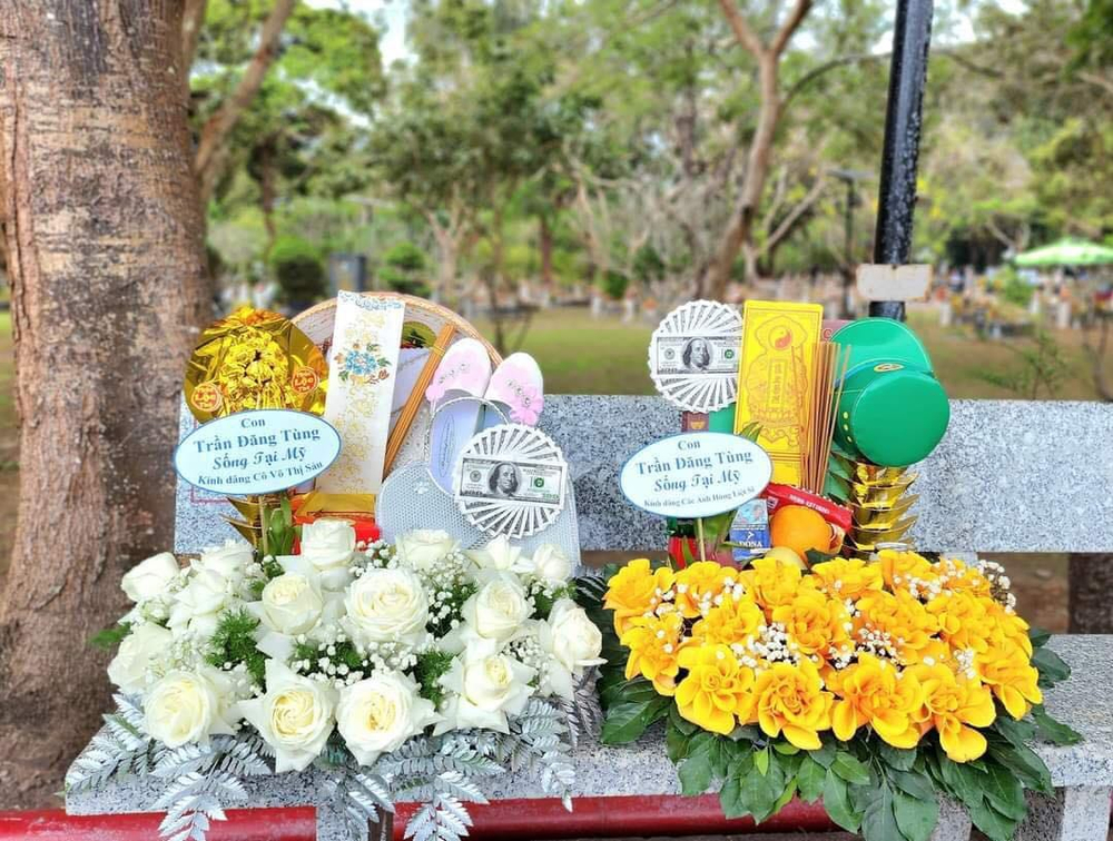 Theo lệ, hoa cúng dâng cô Sáu là hoa trắng, còn hoa vàng để dâng cho hương hồn các liệt sĩ